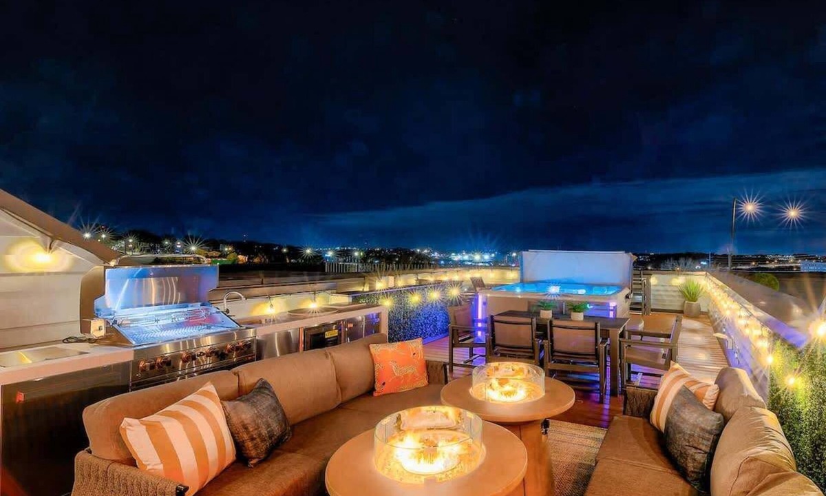 Talbot's Corner House | Pool- Hot Tub- Bar! Rooftop Fire Pit 9 Beds