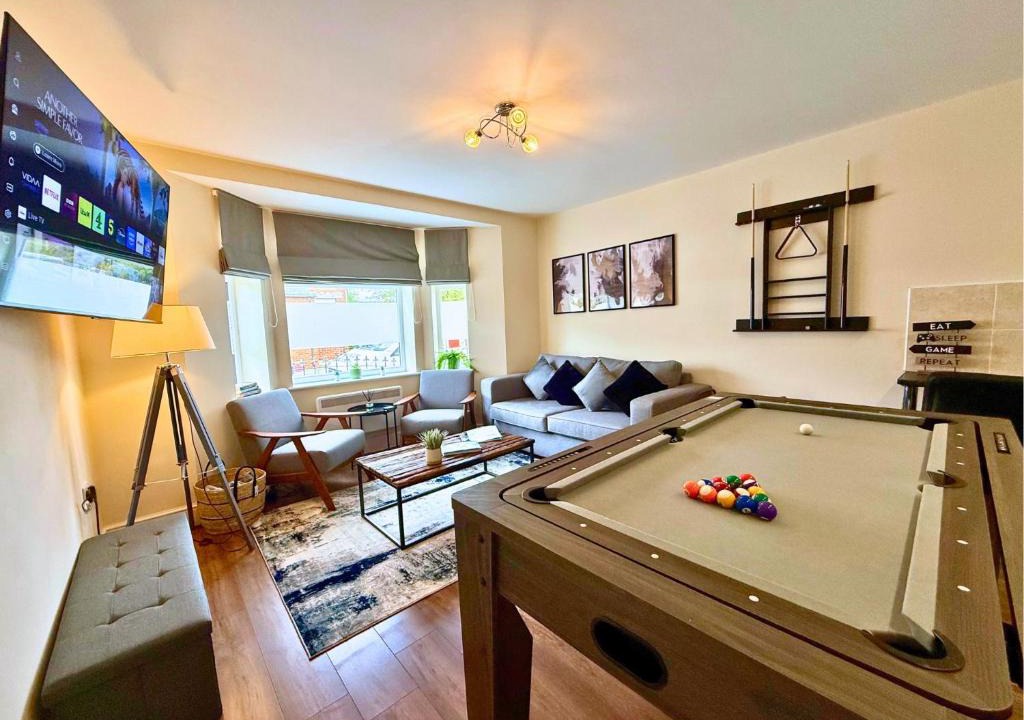 Heaton Apartment | Pool Table 1-Bedroom House, near City Centre and Public Transport, Dog Friendly, Sleeps 5, Free Parking