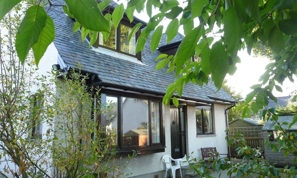 Ullapool Cottage | Popular Comfortable Well Equipped Cottage in Peaceful Ullapool Street w Parking