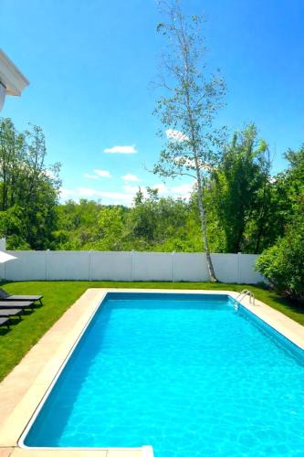 North Deering House | Portland Pool House - Minutes to the Old Port!