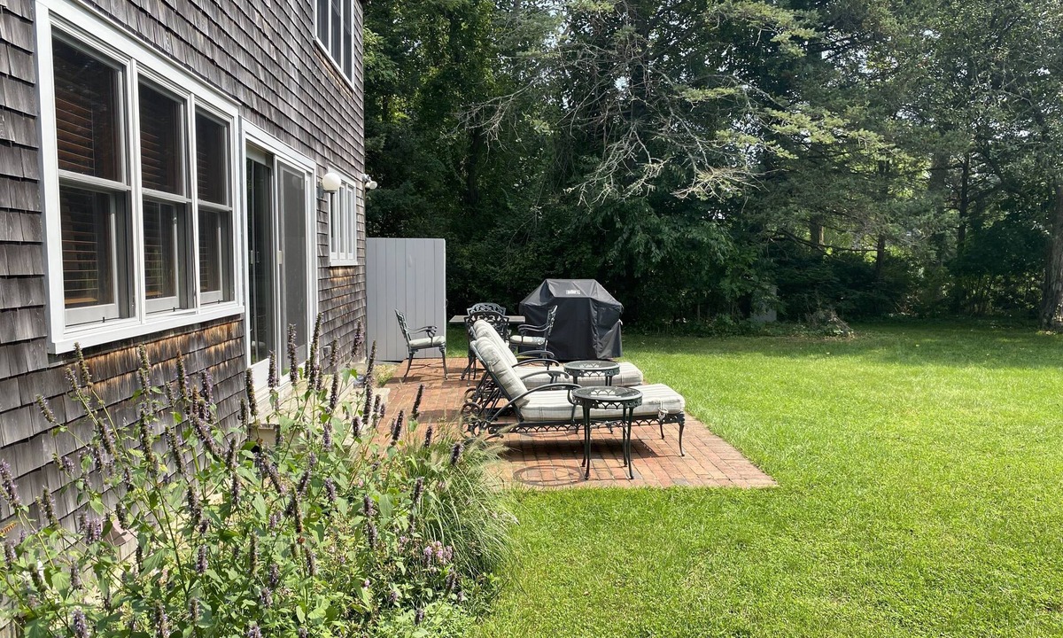 West Tisbury House | PRIME FERRY TICKETS AVAILABLE! CHARMING MUSIC ST HOME WITH PRIVATE BEACH ACCESS!