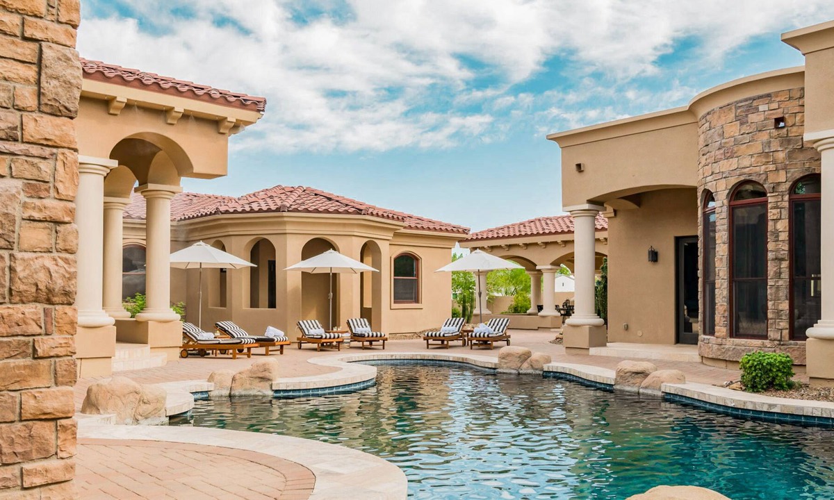 Sunburst Farms East Villa | Primrose by AvantStay | Extravagant Desert Estate w/ Theater & Pool
