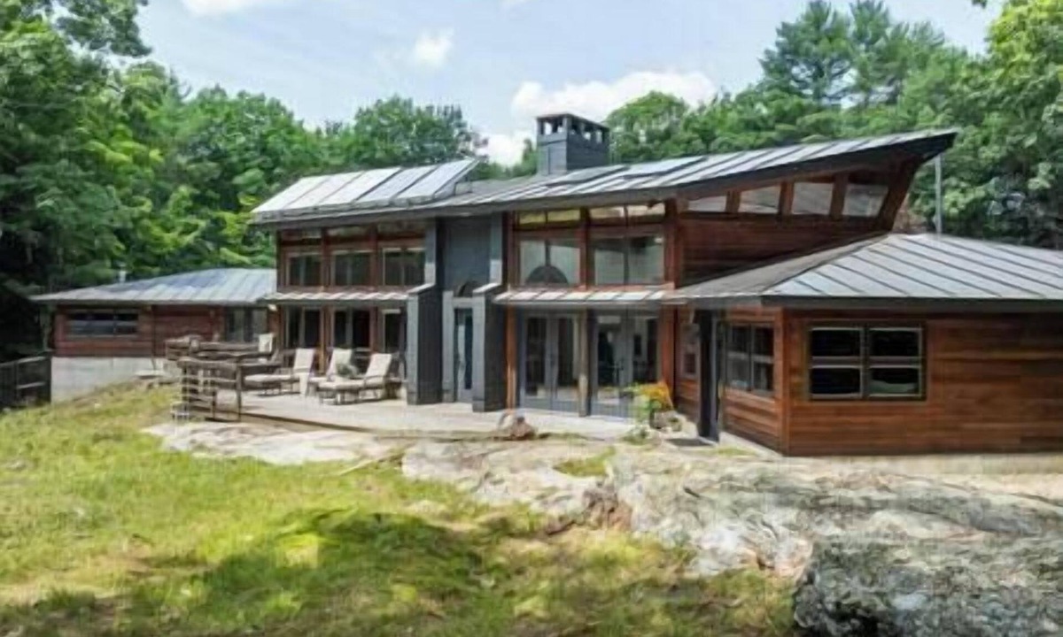Norway House | Private 10+ Acre Sanctuary! Custom Home in Norway