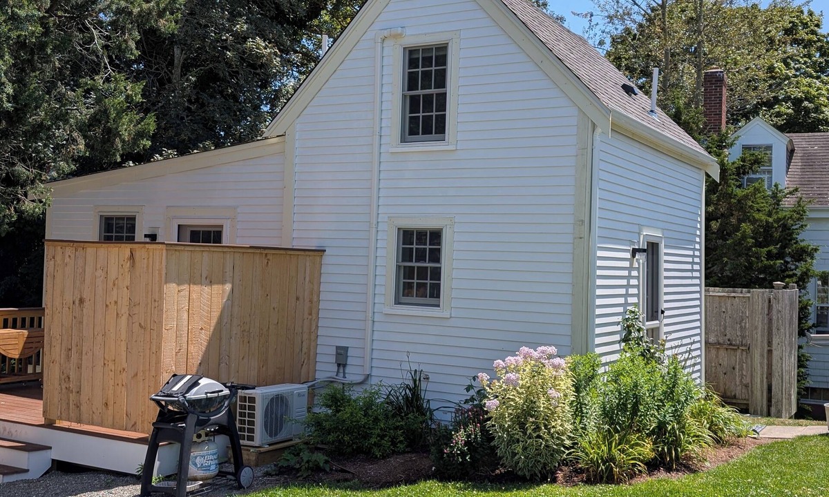 Wellfleet Cottage | Private Cottage Close to Town CS0047