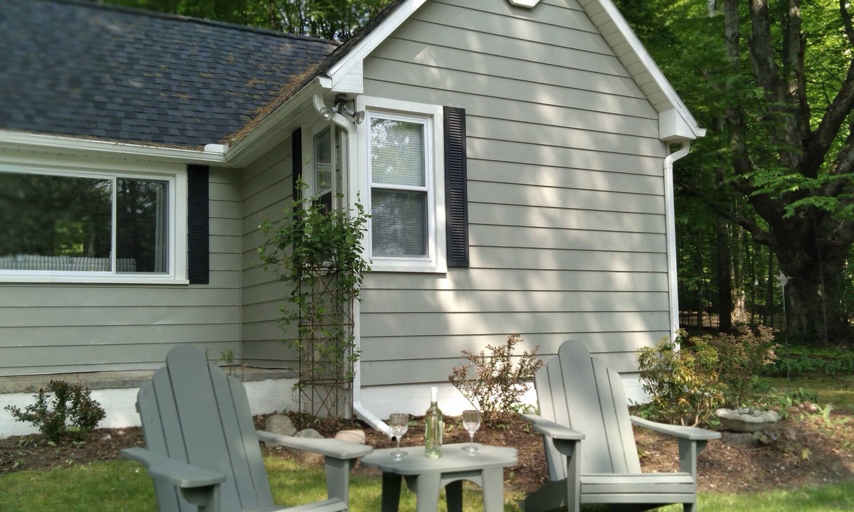Bellaire Cottage | Private Cottage with 2 bedrooms and a lakeview setting of Lake Bellaire