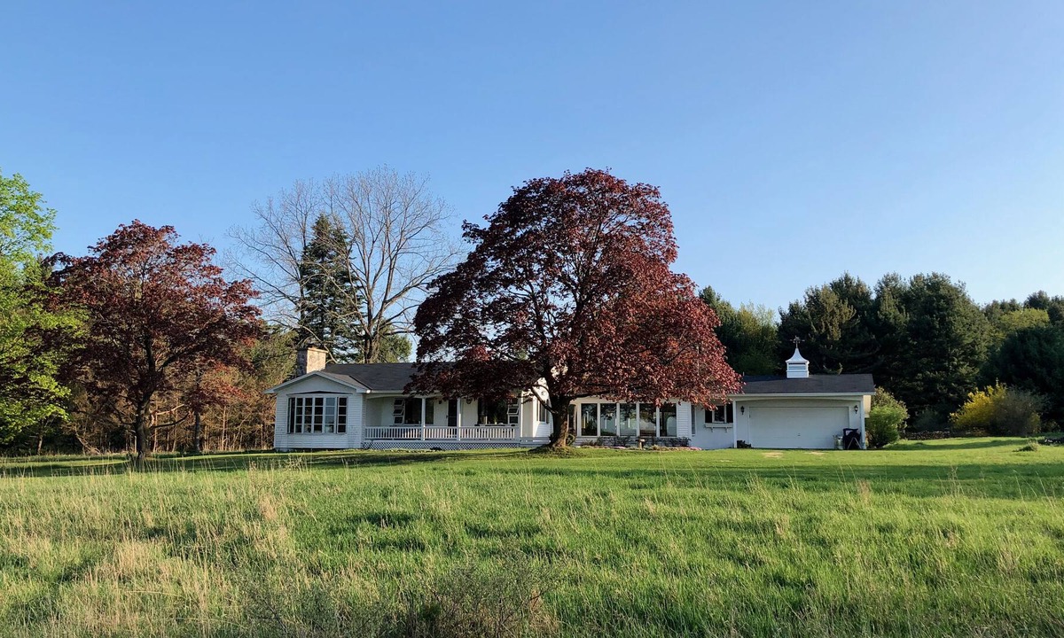 Harbor Springs Cottage | Private countryside home overlooking Lake Michigan