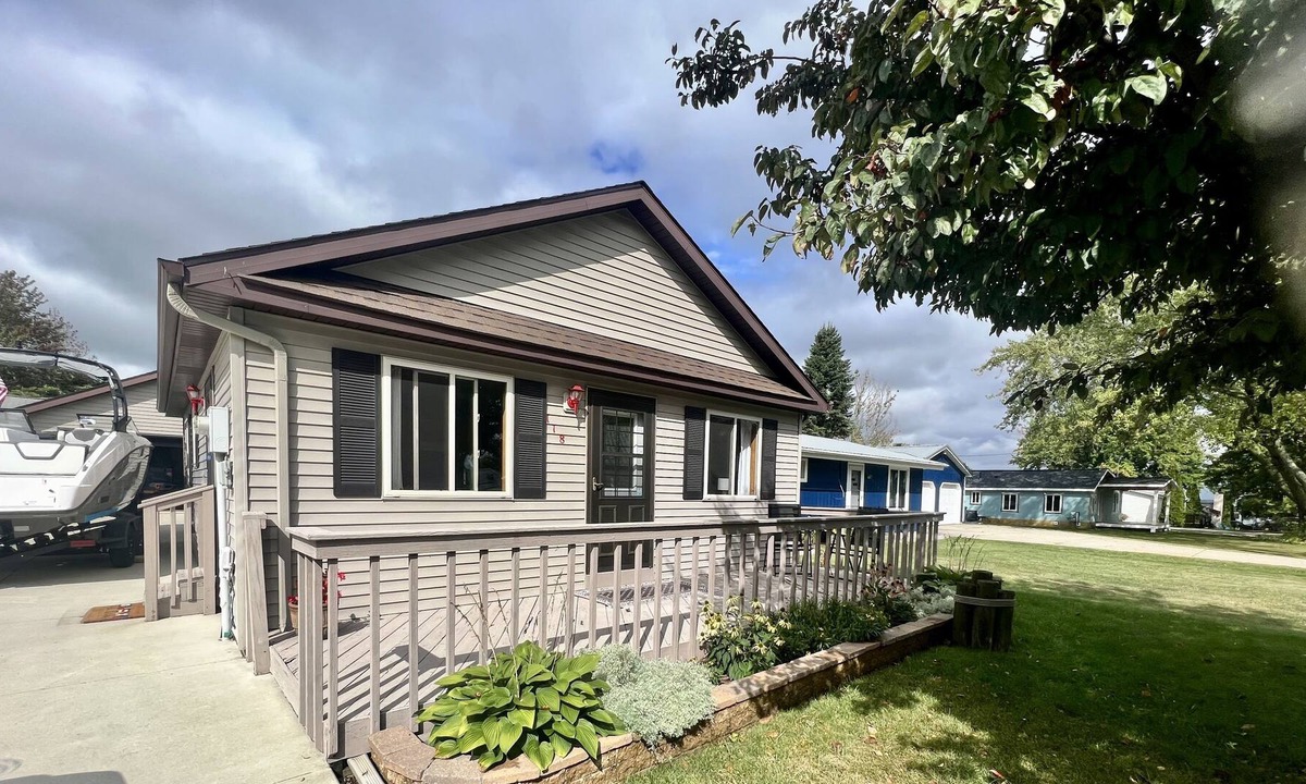Houghton Lake Heights House | Private dock and adventures await at Wildlings Lodge!