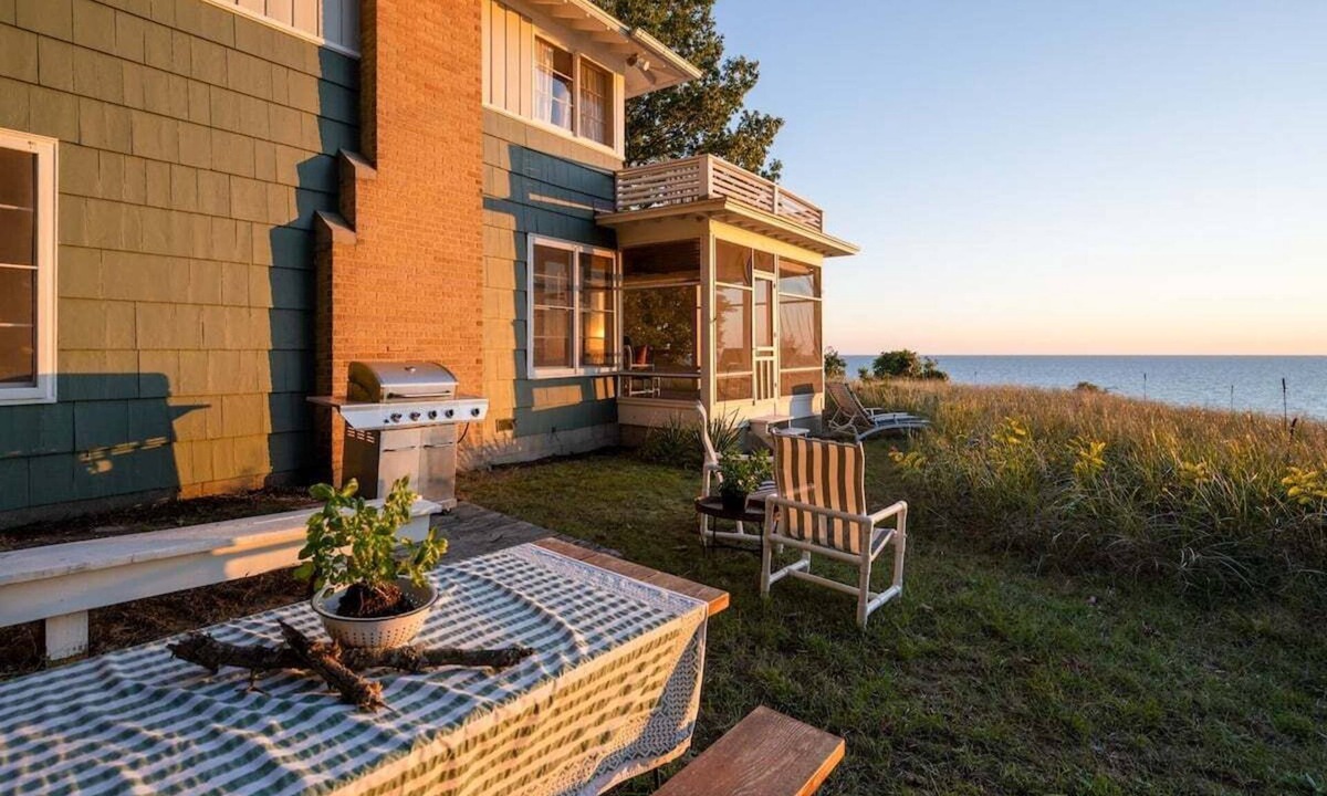 Grand Haven Cottage | Private Lake Michigan Lakefront Retreat w/Beach