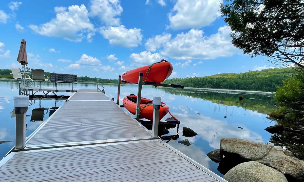 Kents Hill Cabin | Private Lux 14-Acre Lakefront Log Cabin >A/C, Kayaks, Wildlife, Book Summer NOW!