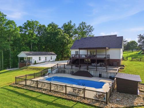 Joelton House | Private Pool Estate Sleeps 20 with Guest House