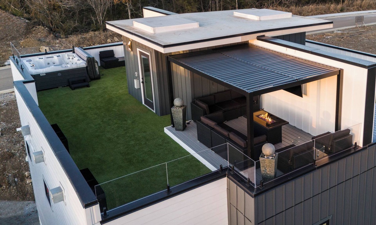 Haynes Area House | Private Rooftop Hot Tub & Cabana @TheNewCumberland
