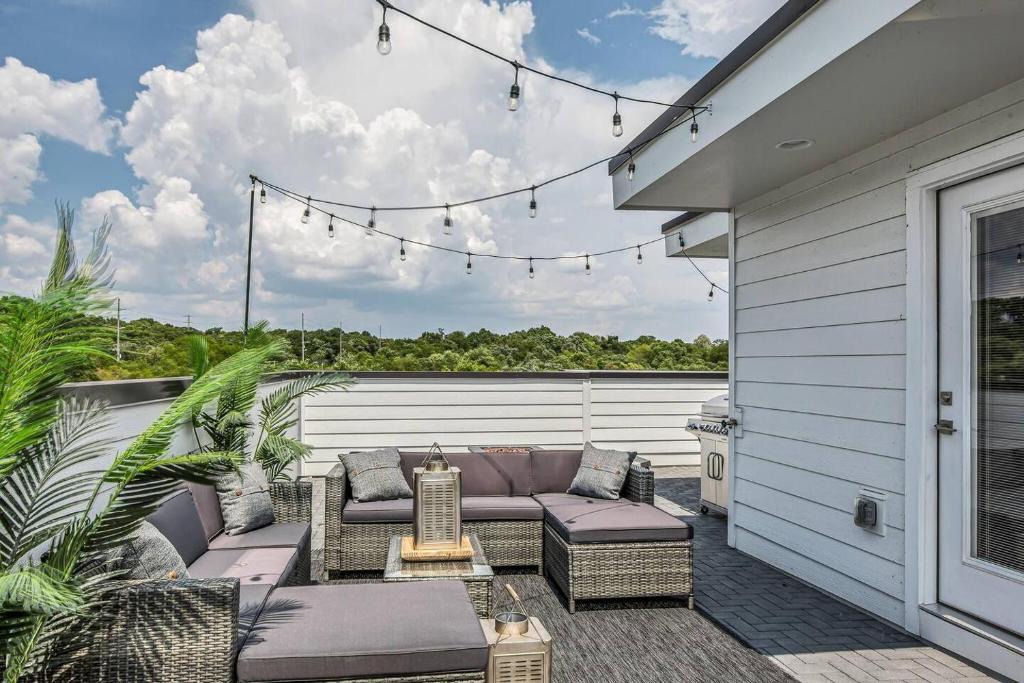 Haynes Area House | Private Rooftop Oasis - 2 Nashville Homes