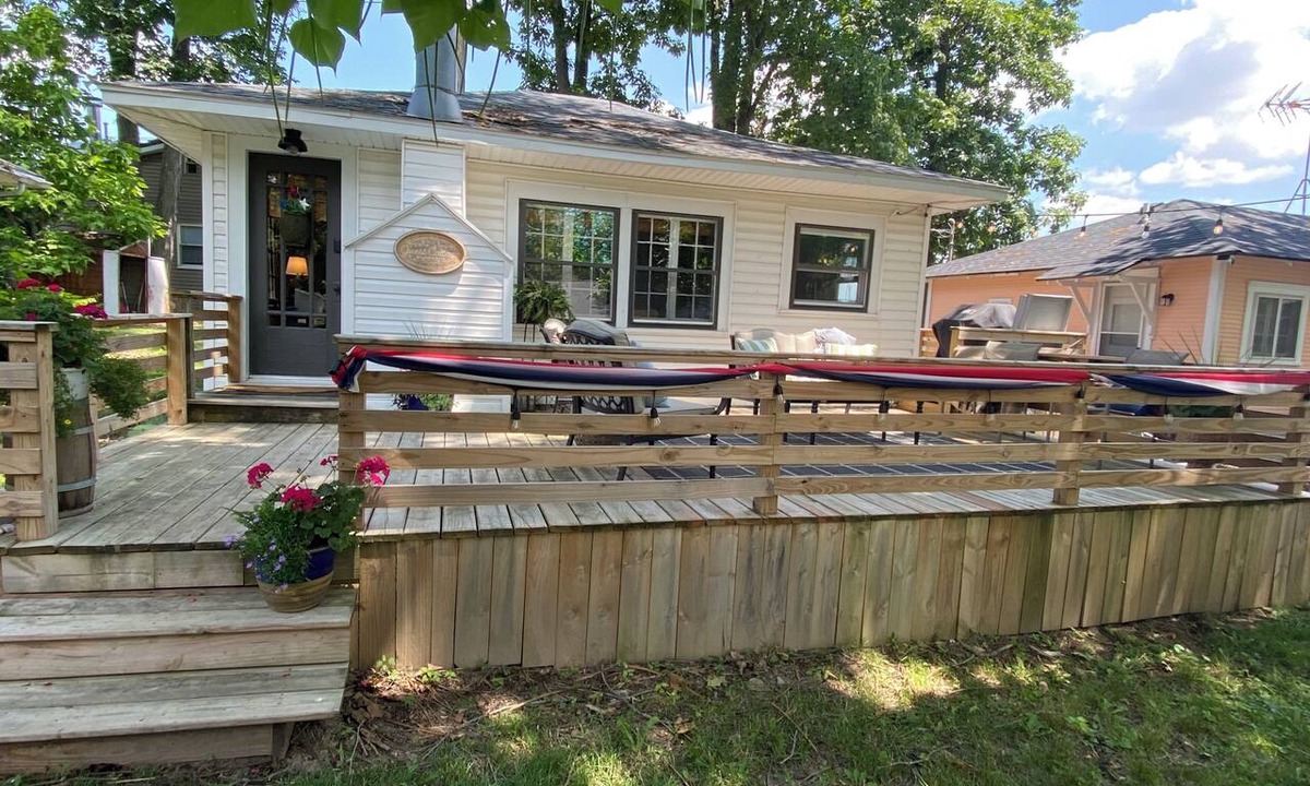 Lakeview Cottage | Ptoobies Place- AMAZING cottage BOAT DOCK & deck!
