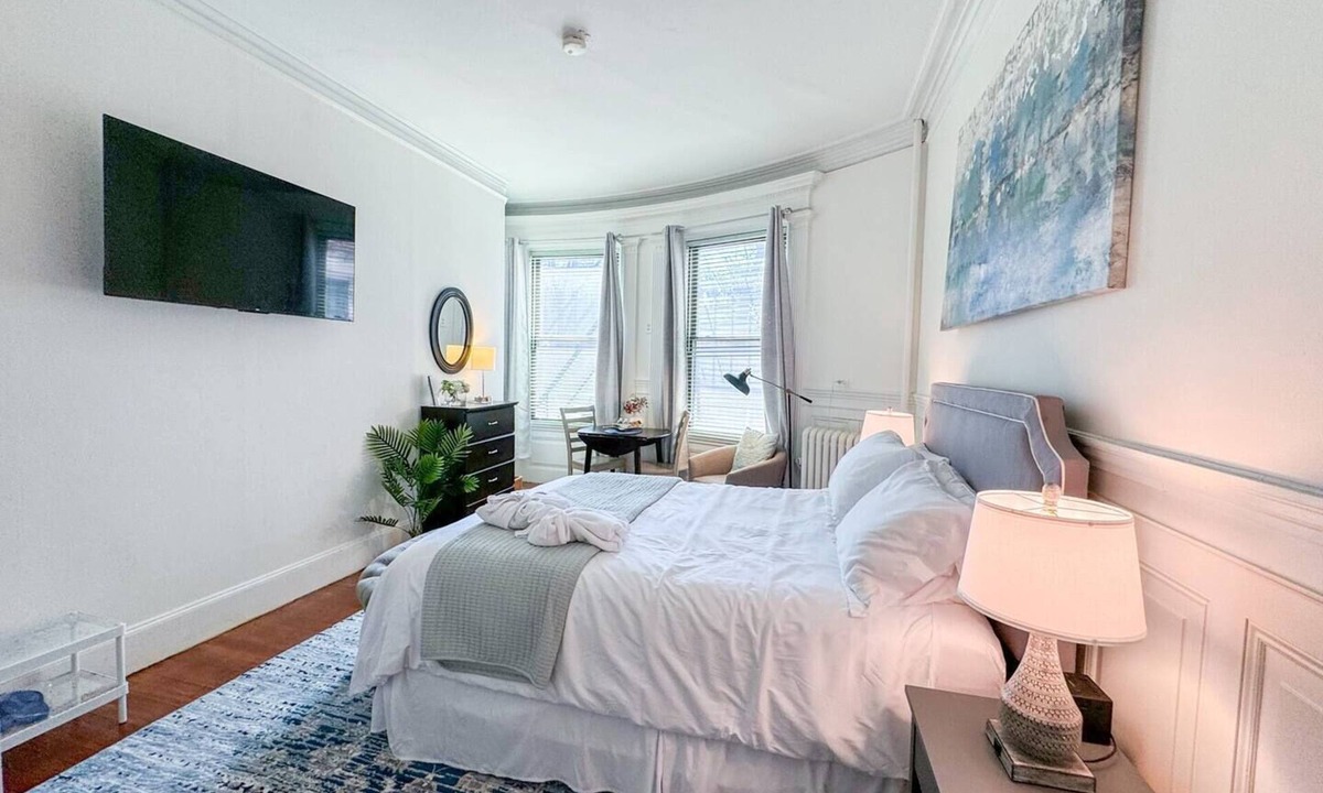Longwood Apartment | Pvt Room, St Mary’s, Fenway, Longwood, Green Line