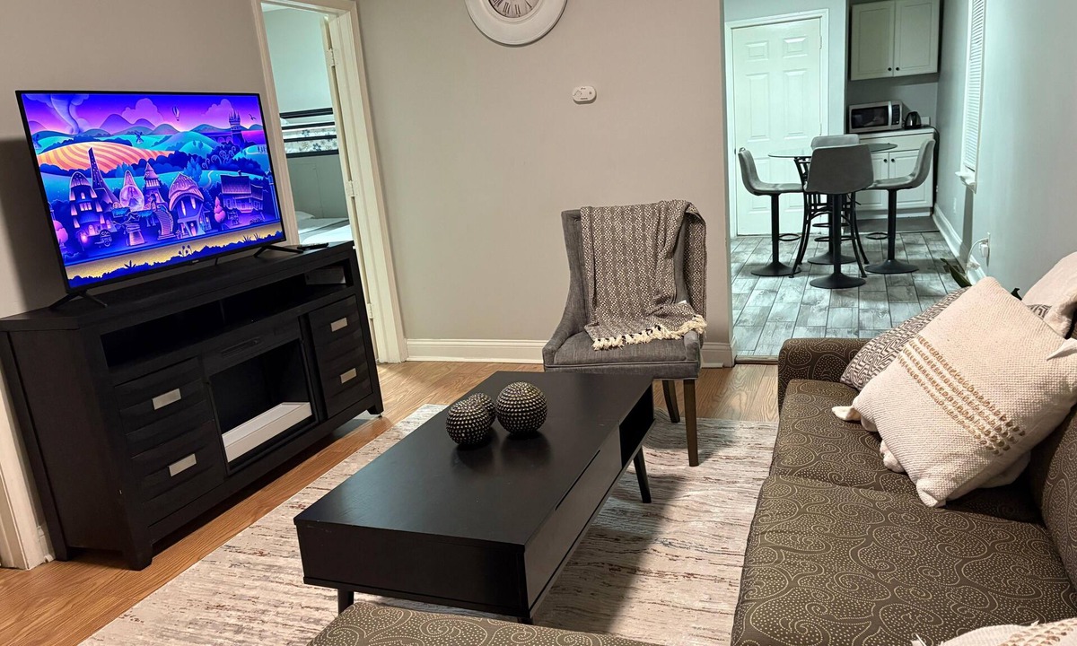 Hamtramck Apartment | Quaint 2-bedroom apartment in welcoming Hamtramck neighborhood