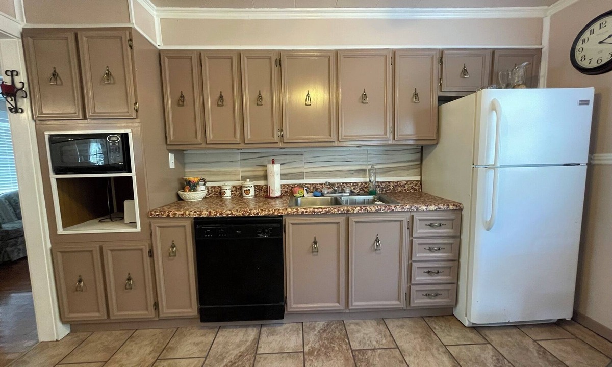 Iaeger House | Quaint 3 Bedroom House Free Parking on Premises