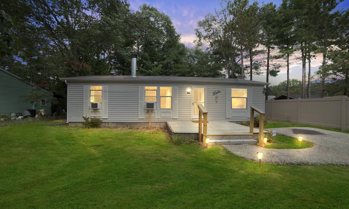 Oscoda House | Quaint Cabin: Beach Days & Bonfire Nights – The Ultimate Summer Escape! No Central A/C