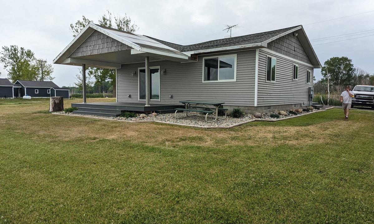 Pinconning Cabin | QUAINT CABIN ON THE SAGINAW BAY