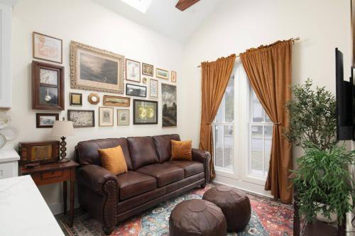 Northside District House | Quaint Cottage in DTown Lex, 15 mins to Horse Park