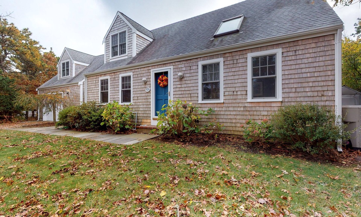 Katama House | Quaint home w/large backyard, outdoor shower & private grill near Katama Bay