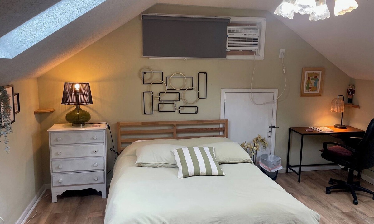 Macalester - Groveland Apartment | Quaint Studio Space, right next to Macalester College, 5 miles uptown/downtown