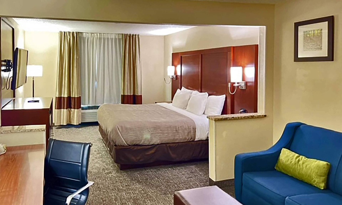 Ashwaubenon Hotel | Quality Inn & Suites Green Bay - Ashwaubenon