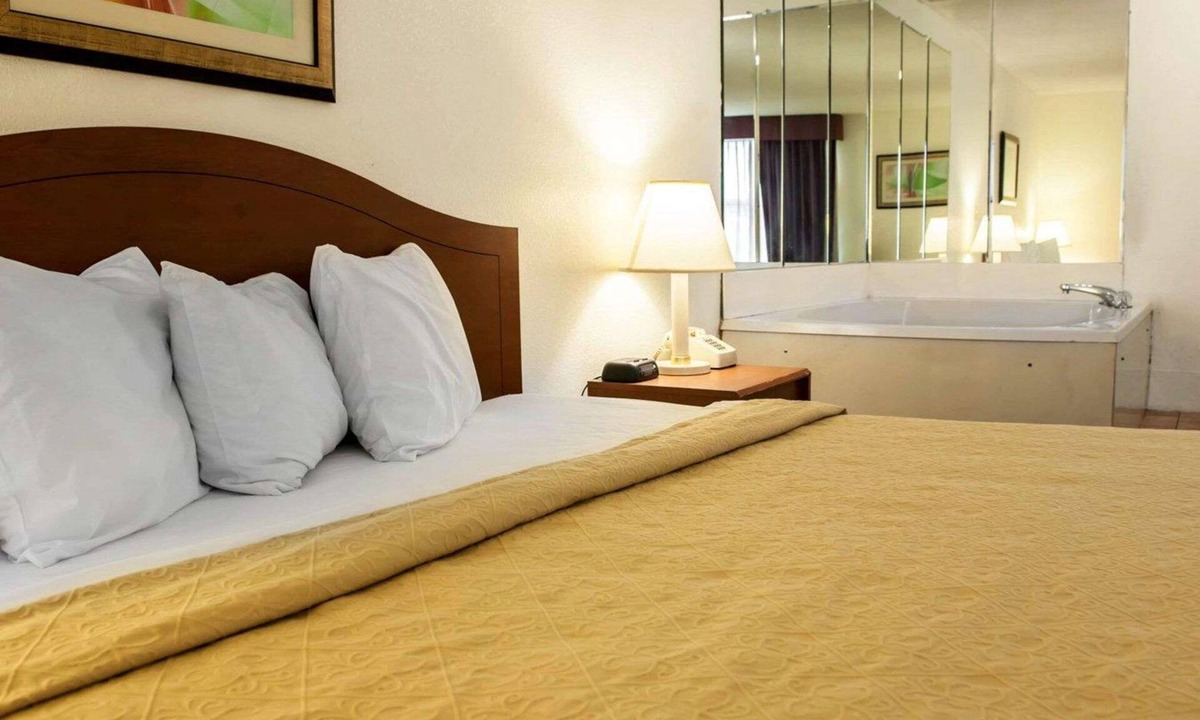 Pike Hotel | Quality Inn & Suites Indianapolis Northwest