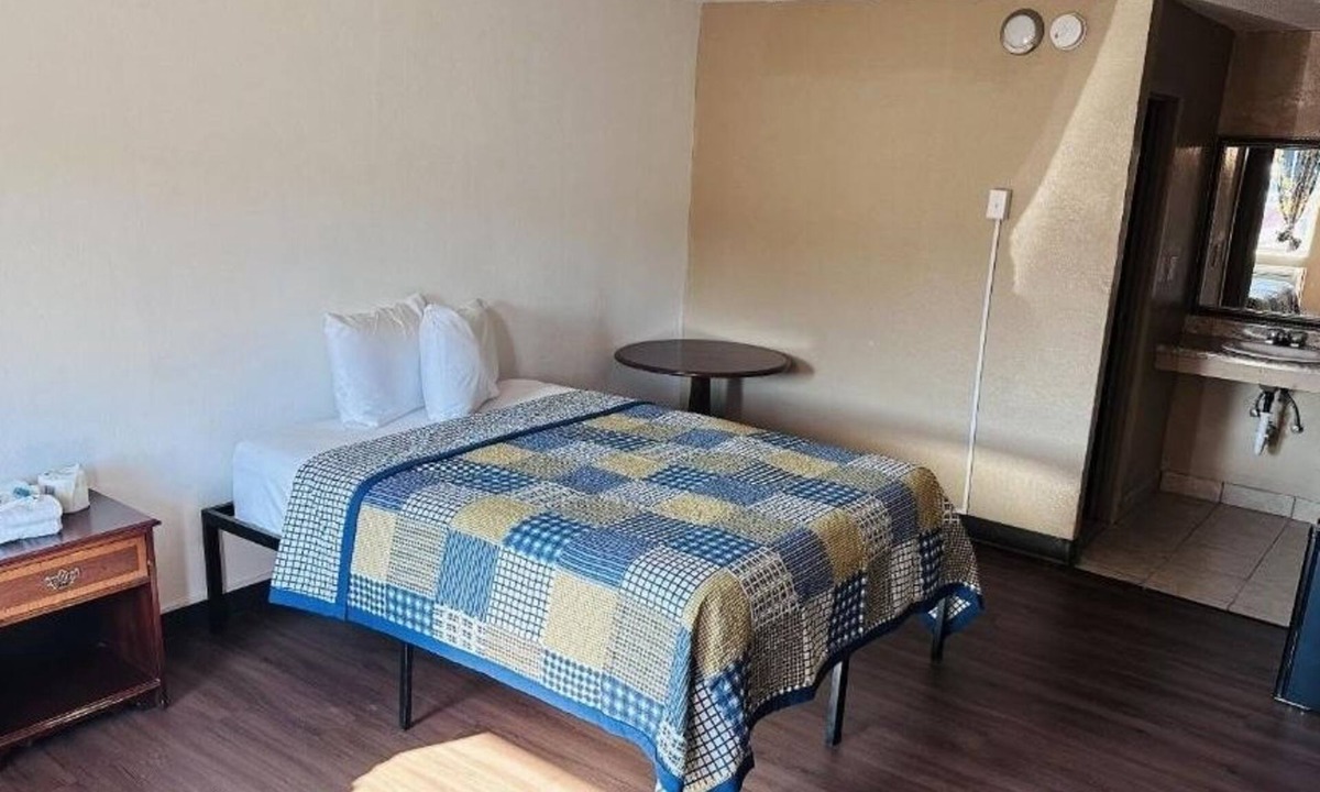 Fort Wayne Hotel | Queen Room Near Lakeside Park Rose Garden