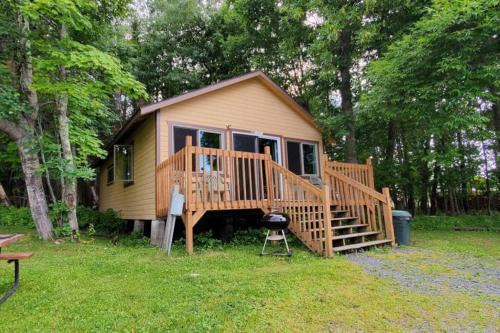 Ray House | Quiet 2 Bedroom Bass Cabin In The Trees