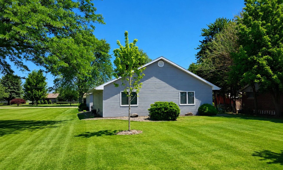 Fond du Lac House | Quiet 2 bedroom home steps away from Lake Winnebago available for EAA AirVenture