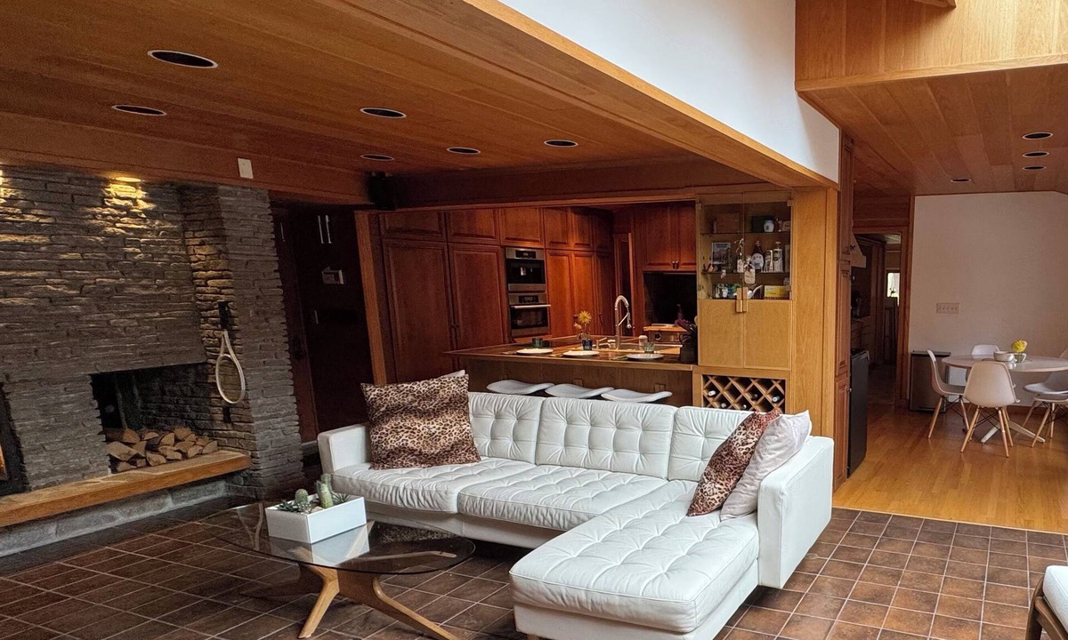 West Hartford House | Quiet Mid-Century Getaway. 4 bedrooms. Perfect for your next family gathering.