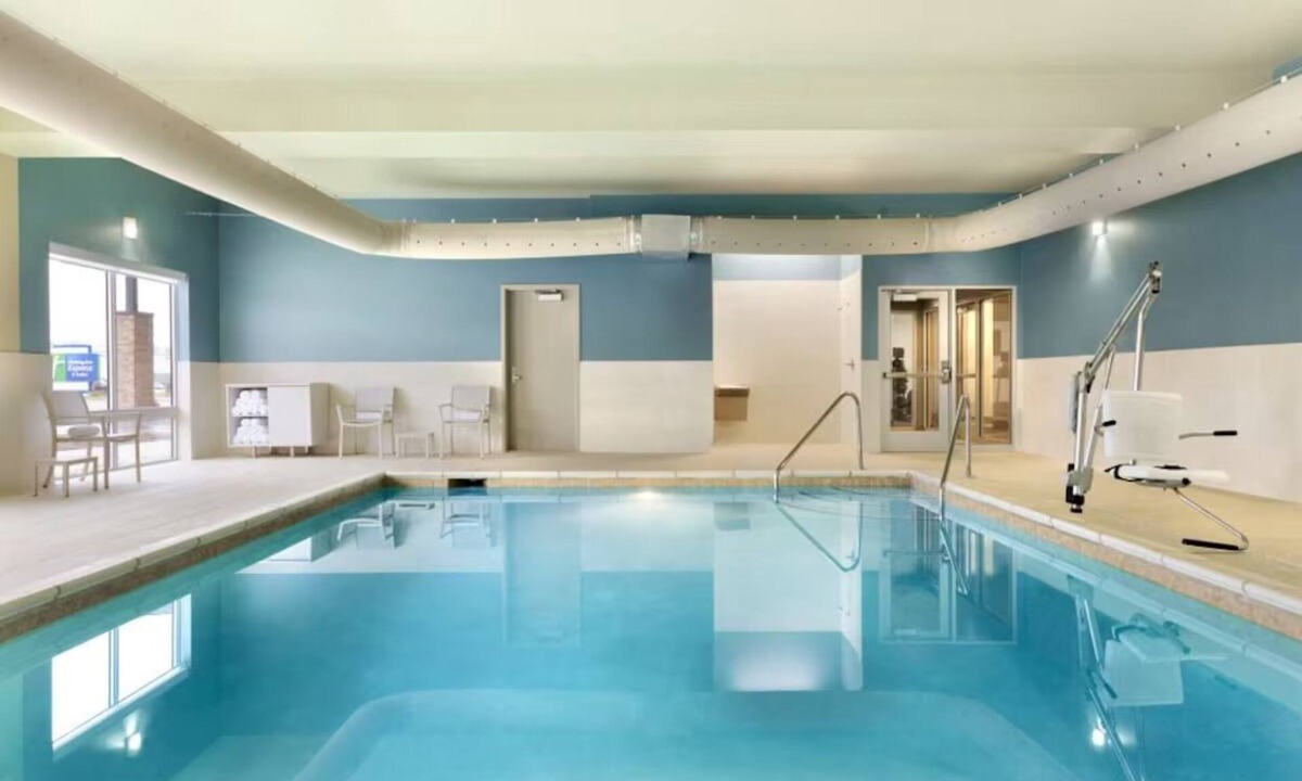 Roselawn Finance Hotel | Quiet Retreat w/Breakfast & Free Parking Perfect for Recharging Your Energy