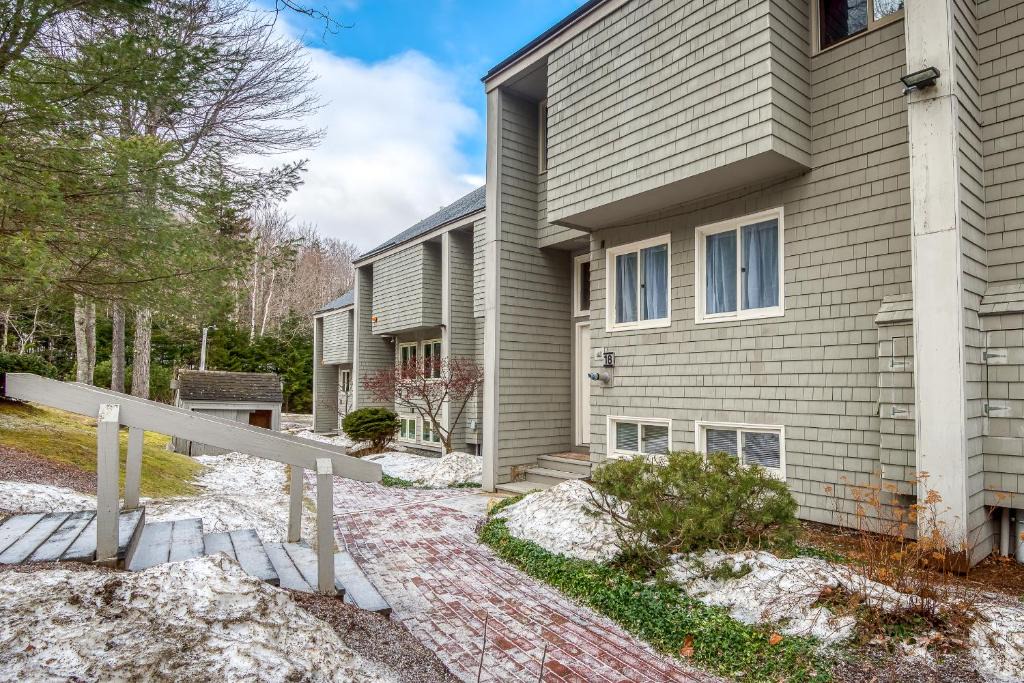 Carroll Villa | R18 Affordable Ski-in Ski-out Bretton Woods Townhome mountain views