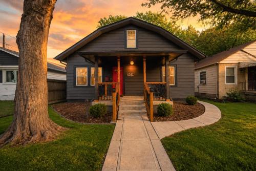 Indianapolis House | Red Door Cottage of Broad Ripple- Great Location Family Friendly