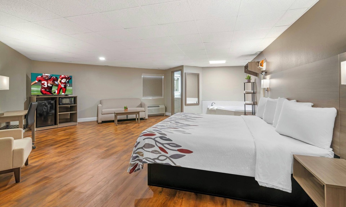 Swansea Hotel | Red Roof Inn & Suites Swansea
