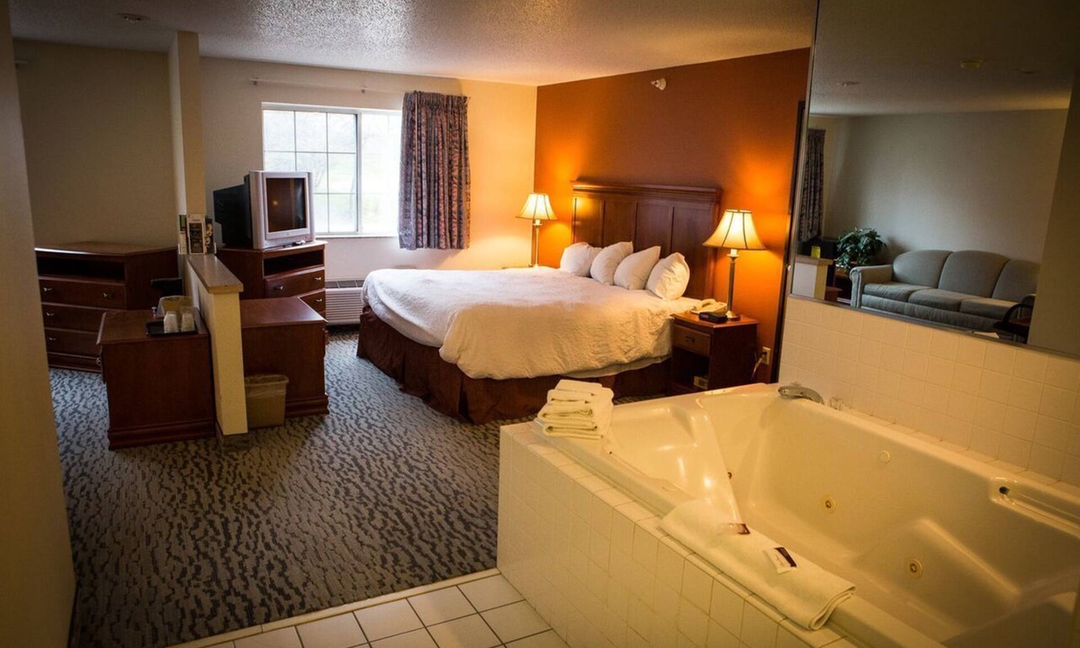 Anoka Hotel | Regency Inn and Suites, Anoka