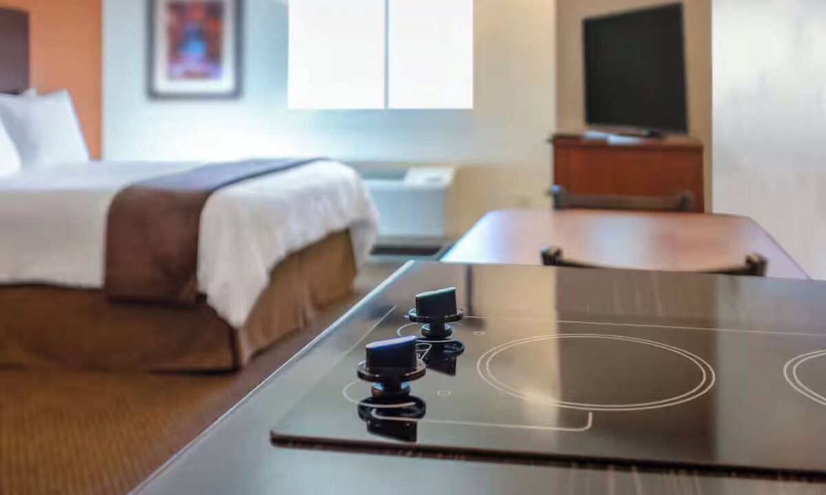Grand Forks Hotel | Relax in Comfort! 1 Queen Bed + Recliner Suite w/Kitchenette Steps from Alerus
