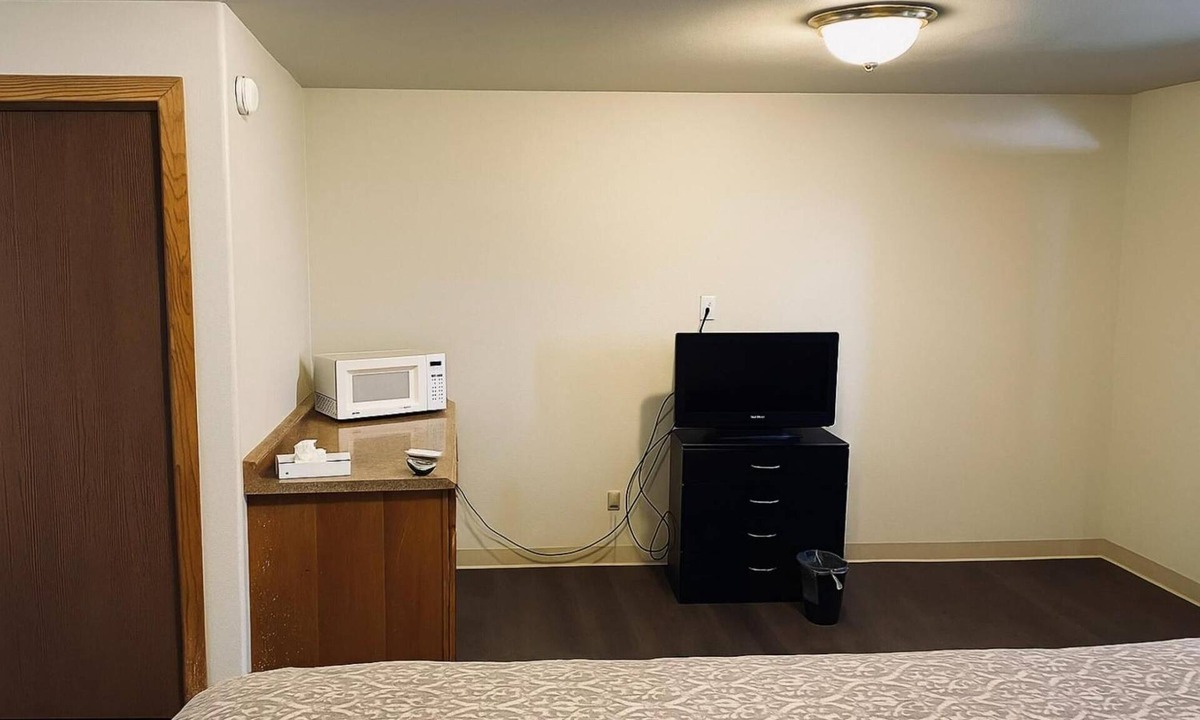 Wolf Point Hotel | Relaxing Accommodation w/Free Parking | Near Prairie Cinema - 0.5 miles