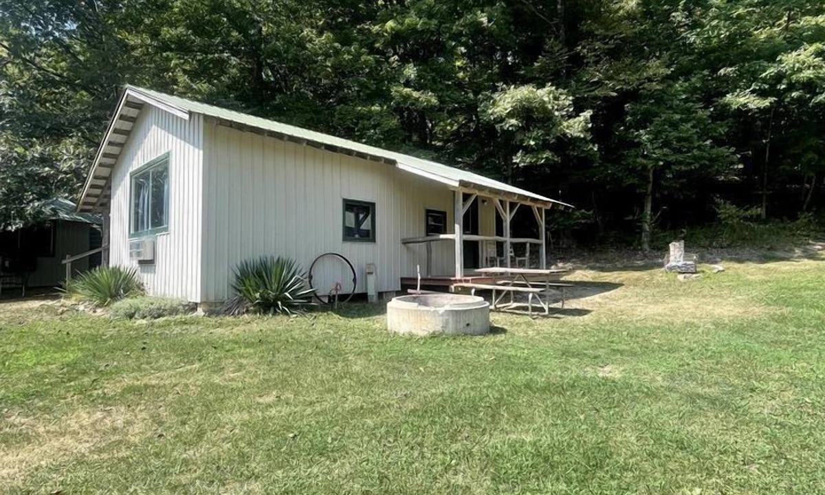 Gnaw Bone Cabin | Relaxing Group Cabin with Fire Ring in Indiana