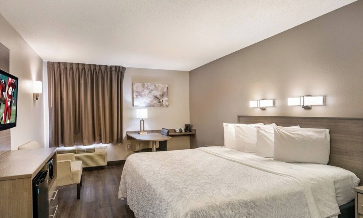 Saugus Hotel | Relaxing Room w/Modern Essentials Near Salem Dining, Shopping, & Attractions