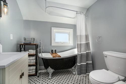 Benzonia House | Relaxing Ski & Soak Getaway