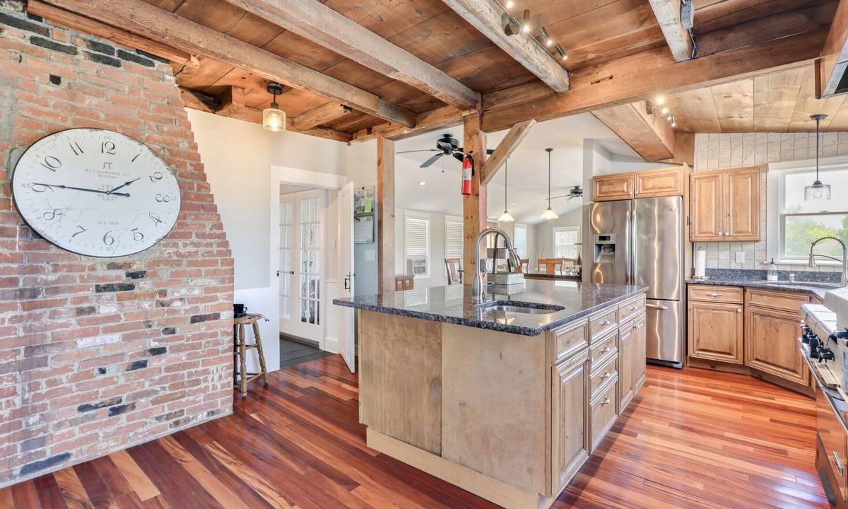Northwest Harwich House | Restored 1830s Era Home - Close to Nantucket Sound