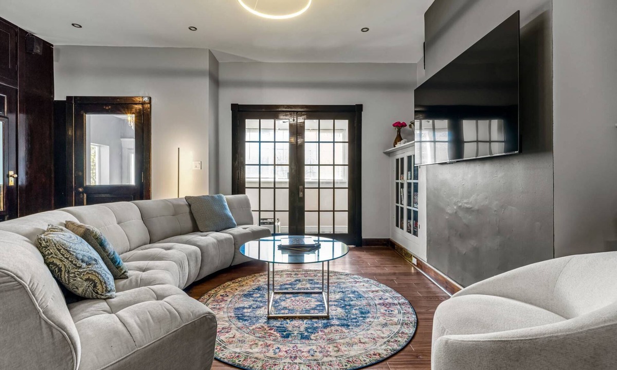 Sharpsburg Apartment | Restored Sharpsburg Gem | 2 Kings | Gourmet Kitchen | 3.5 Baths + Game Room