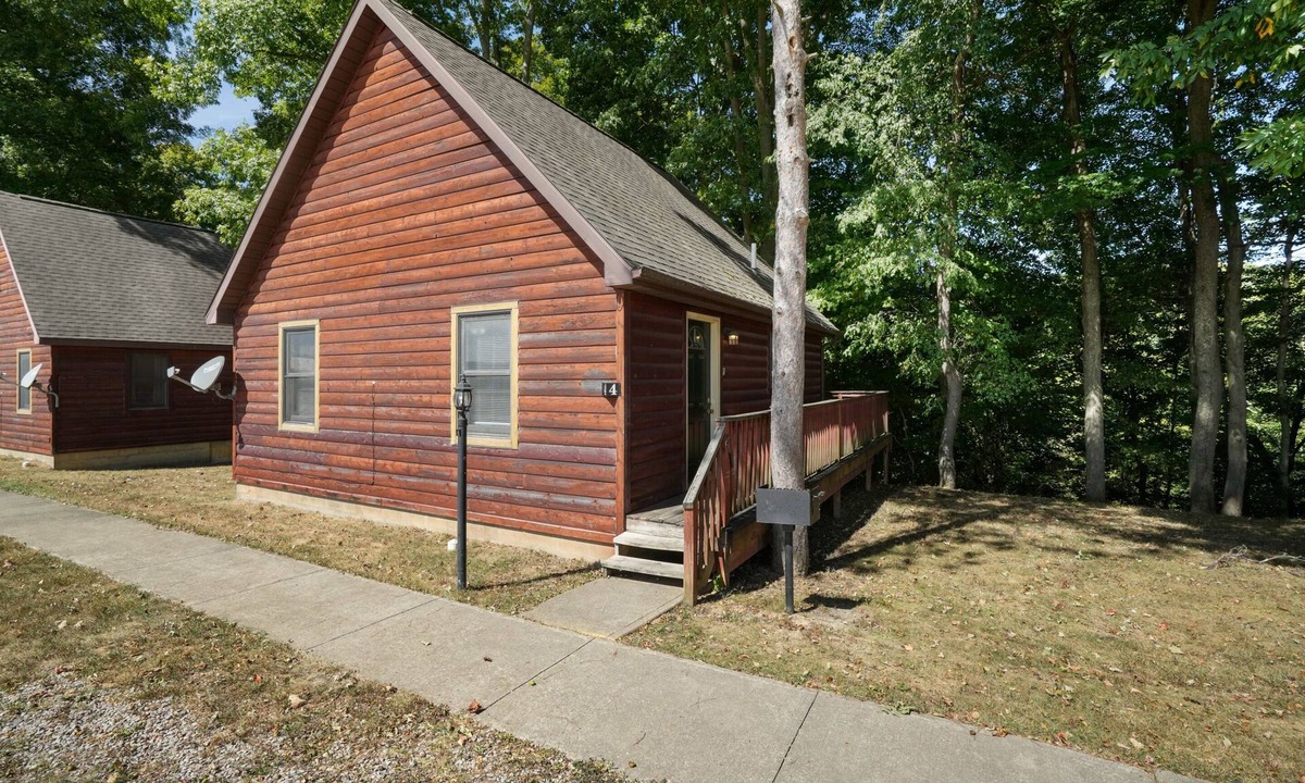 Logan Cabin | Retreat Cabin #4 | Hocking Hills, Pet Friendly