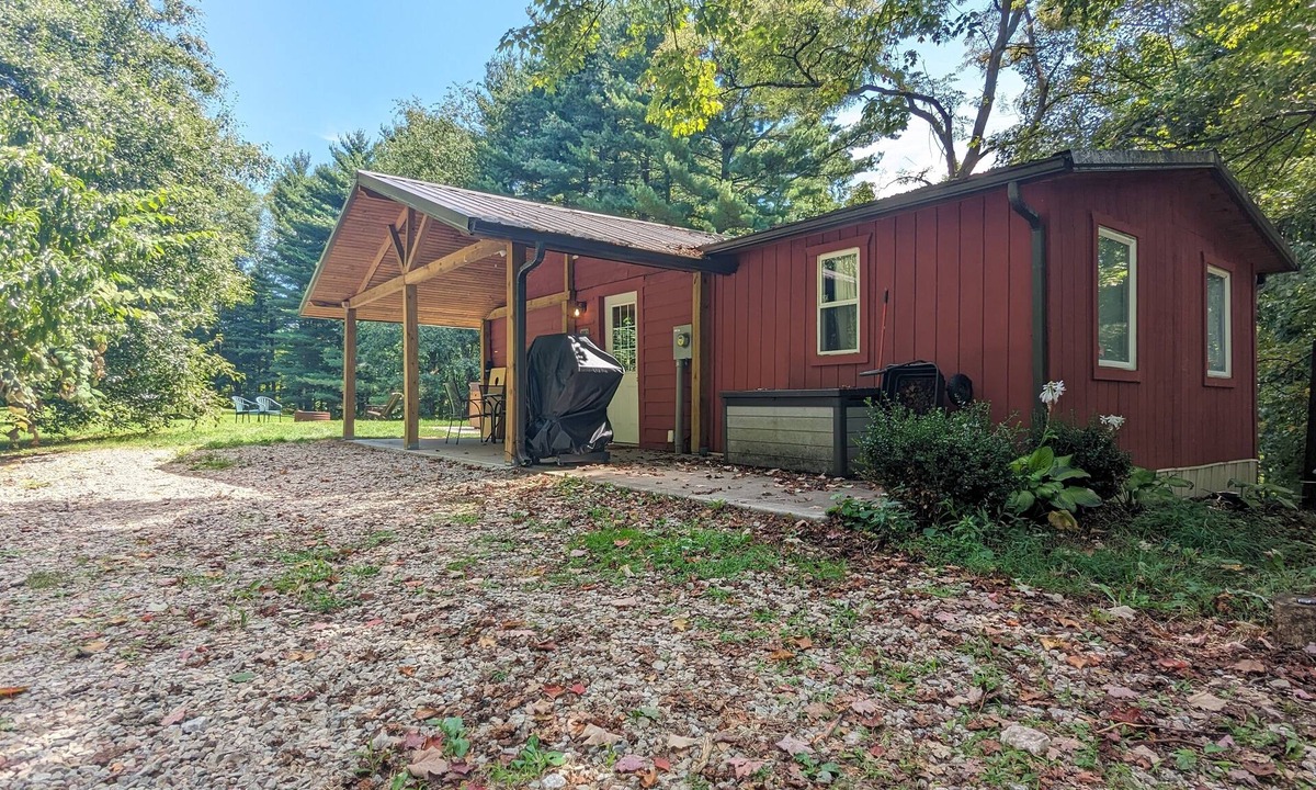 Laurelville Cabin | Ridgetop cabin featuring spa, sun room, fireplace and deck with panoramic views.