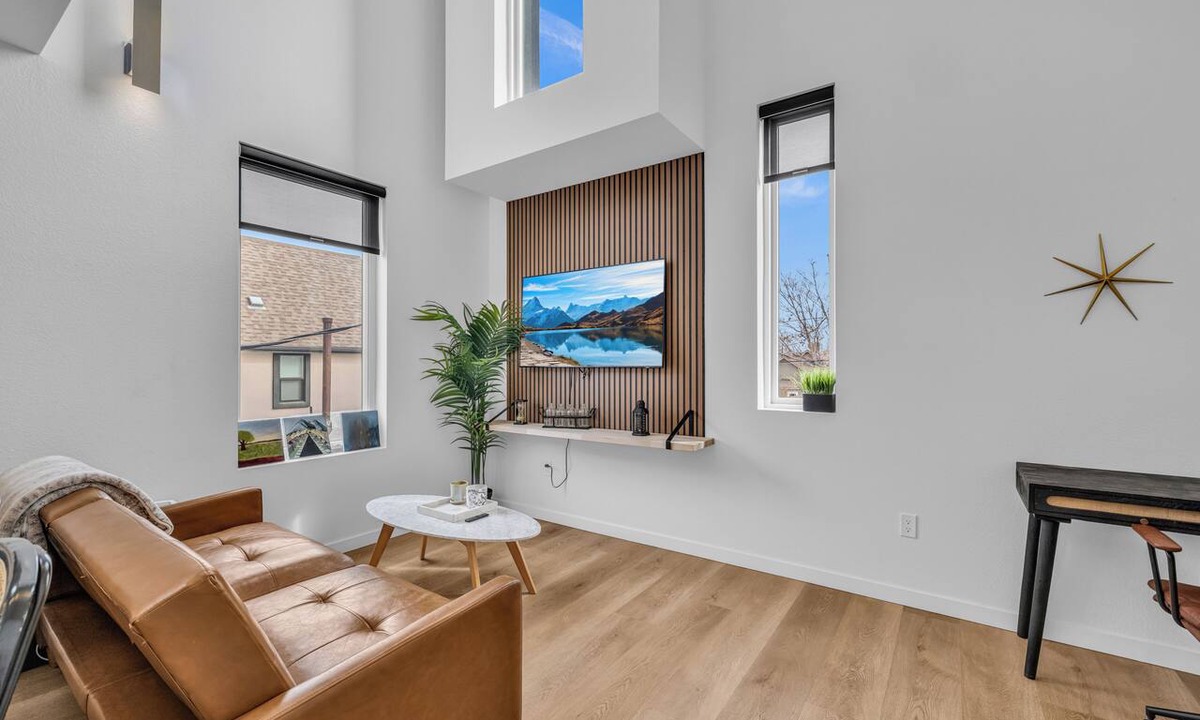 Cole House | Rino Private Rooftop - Art District Location. Walk To Everything!