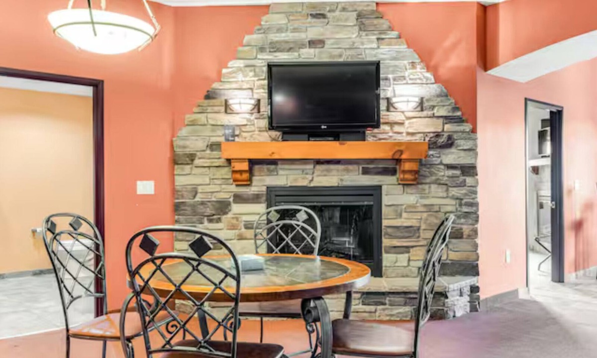 Wisconsin Dells Condo | Riverbend Escape - Sleep 14 + Jacuzzi | Waterpark