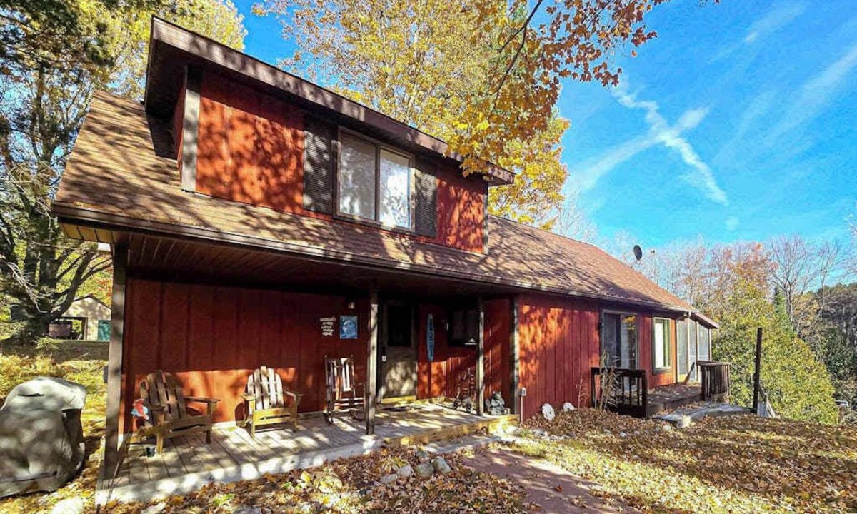 Thompsonville House | Riverfront Cabin with Stunning Views, Fire pit, Gas Grill & WIFI