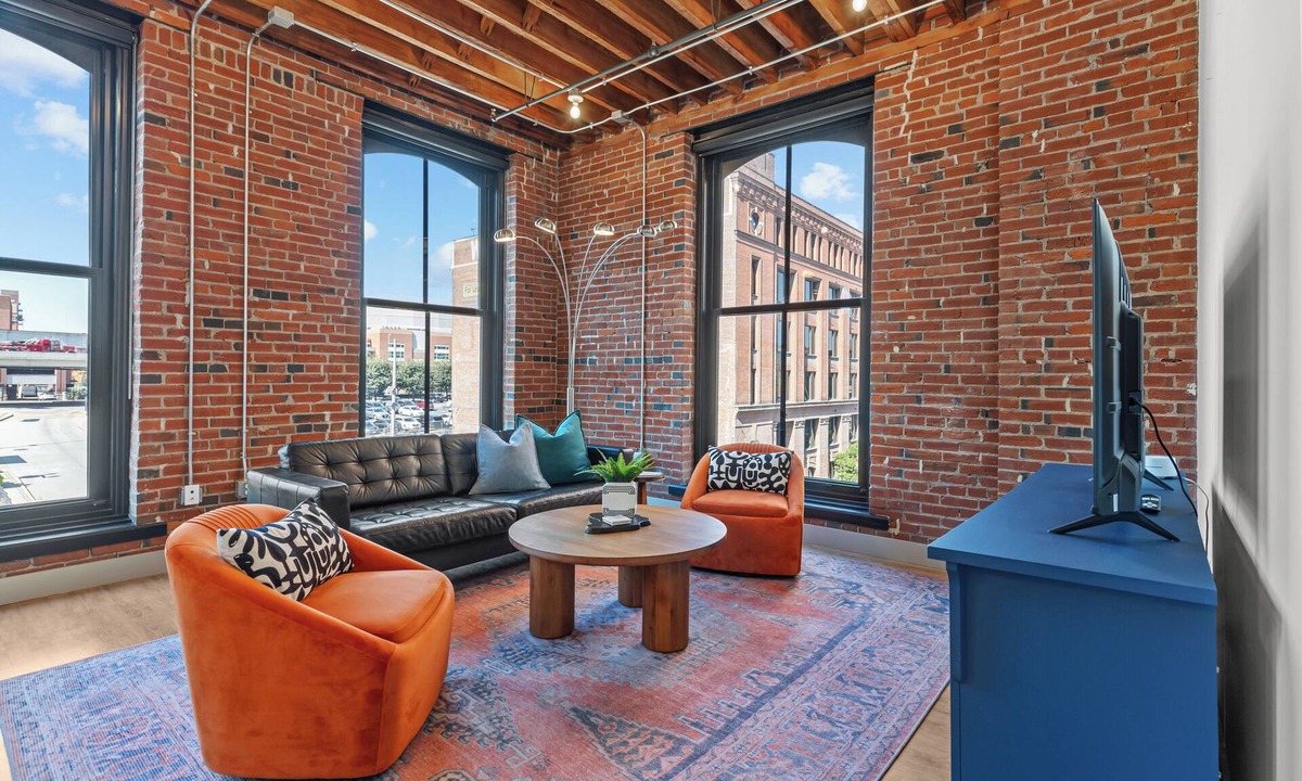 Downtown St. Louis Apartment | Riverfront DWTN Loft W/D Gated Parking