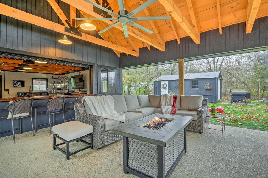Zanesville House | Riverfront Zanesville Getaway w/Private Bar!